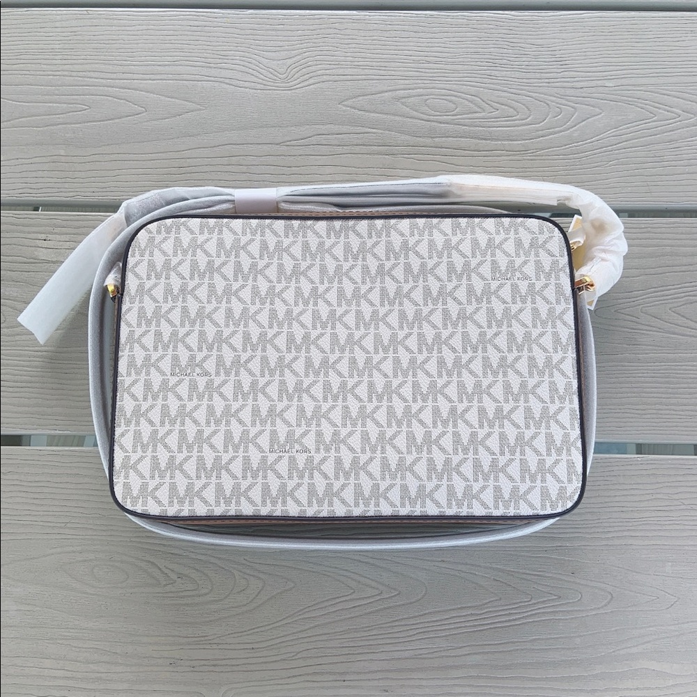 Micheal Kors vanilla logo crossbody and wallet set - Picture 15 of 16